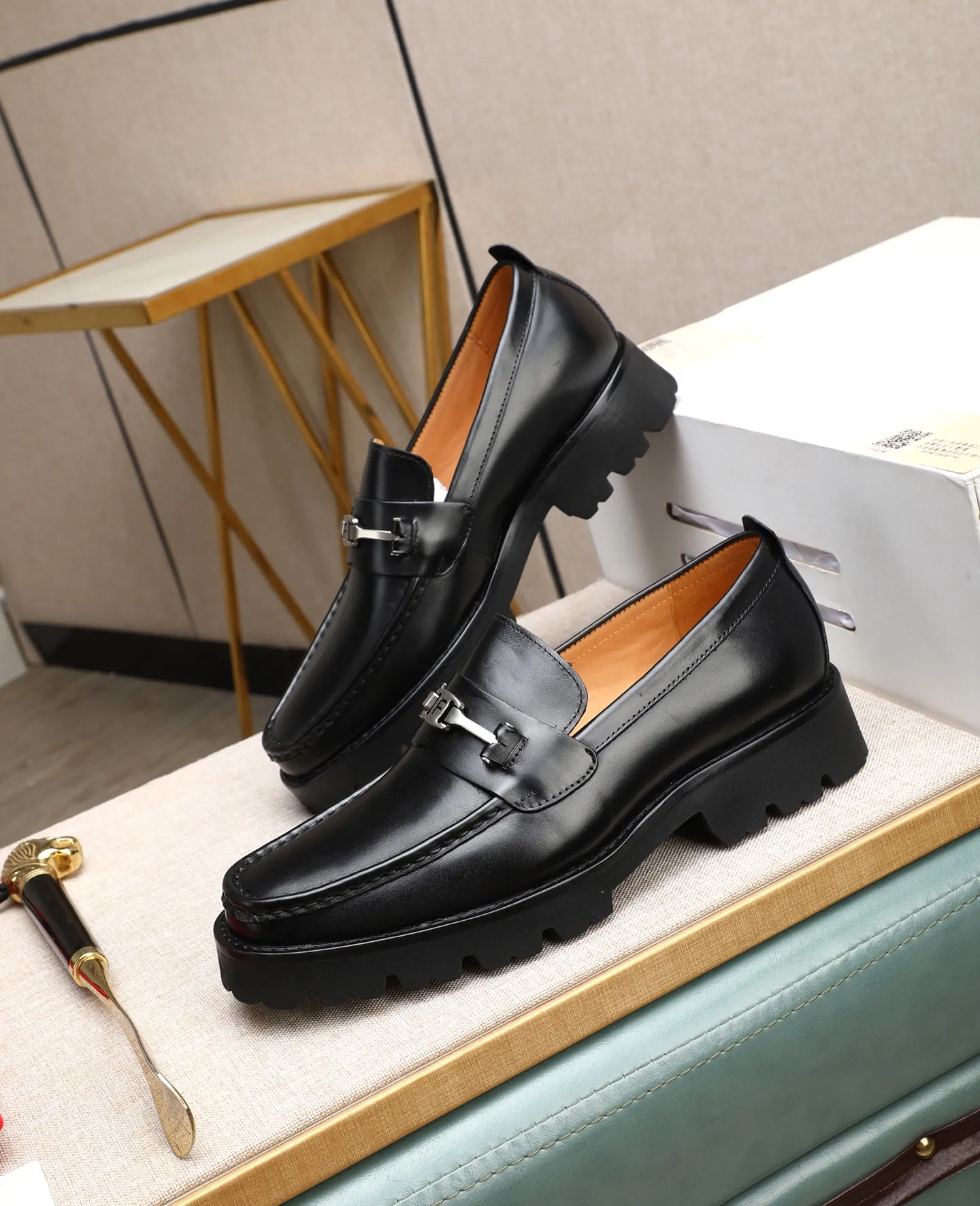 Men's shoes 💰500 📛📛(water-dyed cow lining) Salvatore Ferragamo high-end (Salvatore Ferragamo) is the top international luxury footwear brand. It comes from the fashion kingdom of Italy. It is famous all over the world for its traditional handmade design and novel styles...🚶🏻🚶🏻New suit shoes are available simultaneously at the counter. This model is purely handmade. The fabric is imported Italian calfskin➕soft water-dyed cowhide lining. Original authentic outsole🌀🌀Size: 38➖44.
